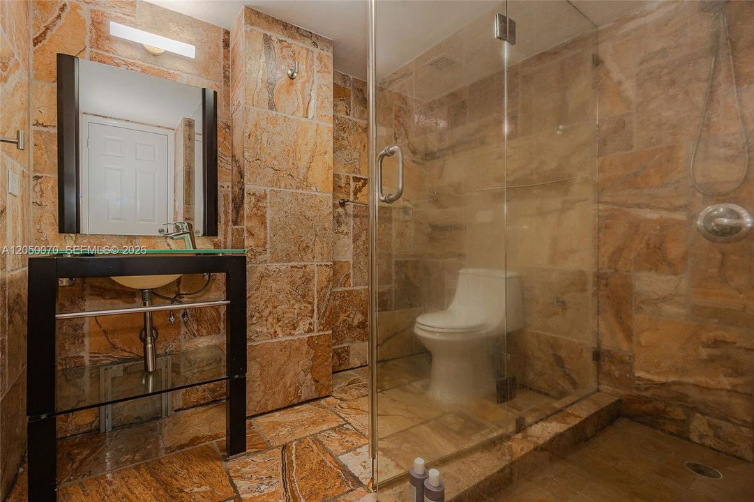 For Rent: $3,695 (2 beds, 1 baths, 1069 Square Feet)