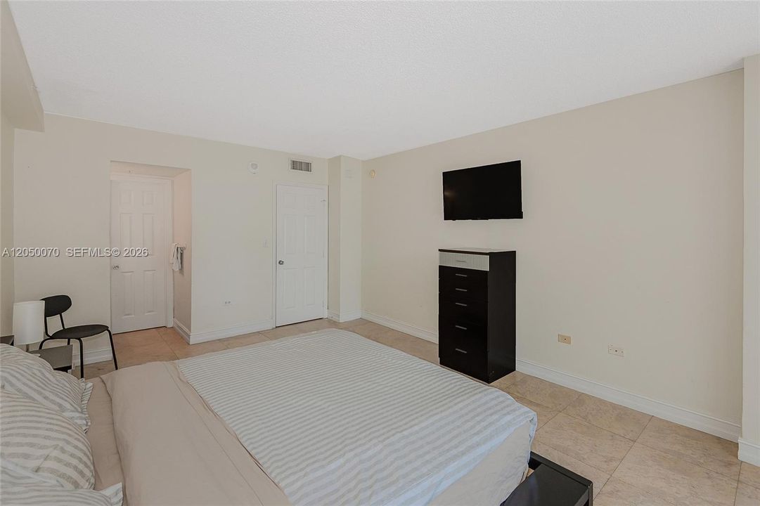 For Rent: $3,695 (2 beds, 1 baths, 1069 Square Feet)
