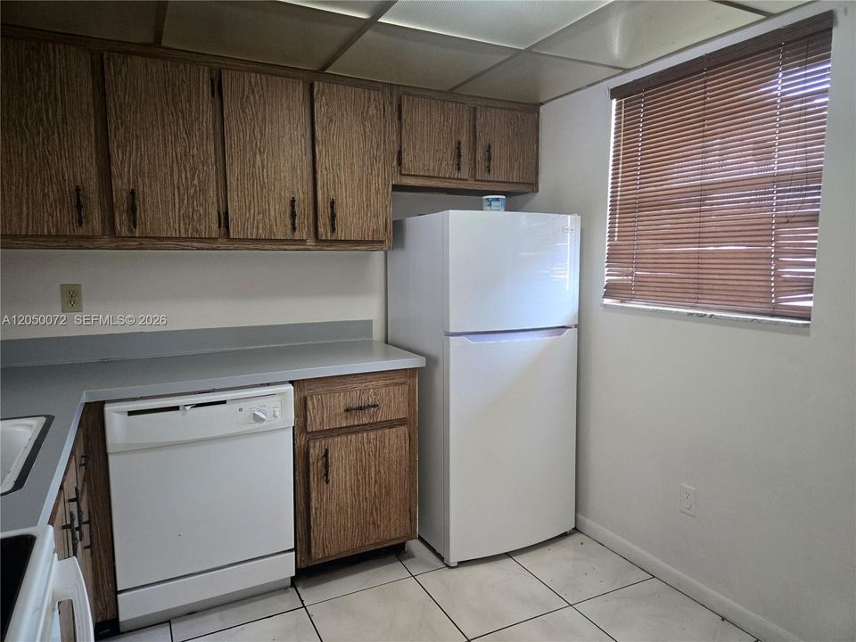 For Rent: $1,700 (2 beds, 1 baths, 878 Square Feet)