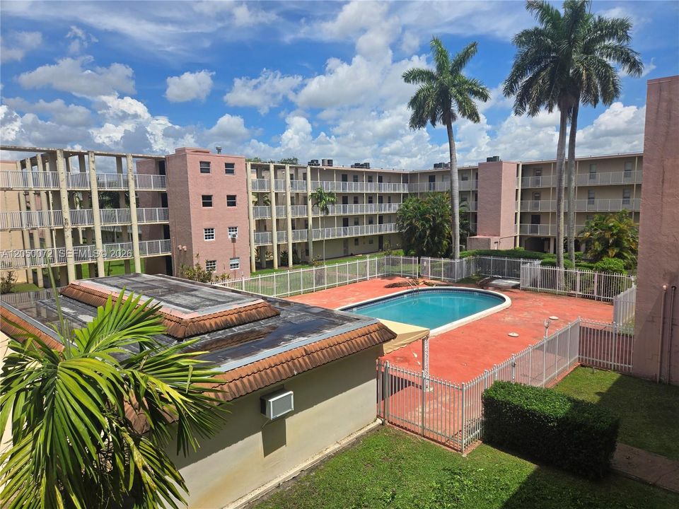 For Rent: $1,700 (2 beds, 1 baths, 878 Square Feet)