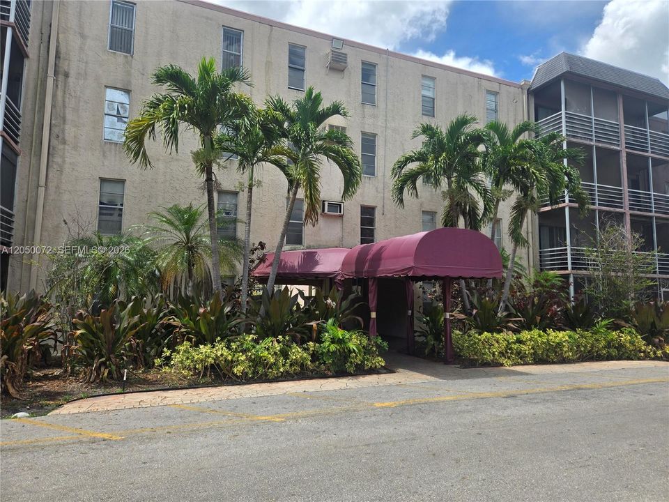 For Rent: $1,700 (2 beds, 1 baths, 878 Square Feet)
