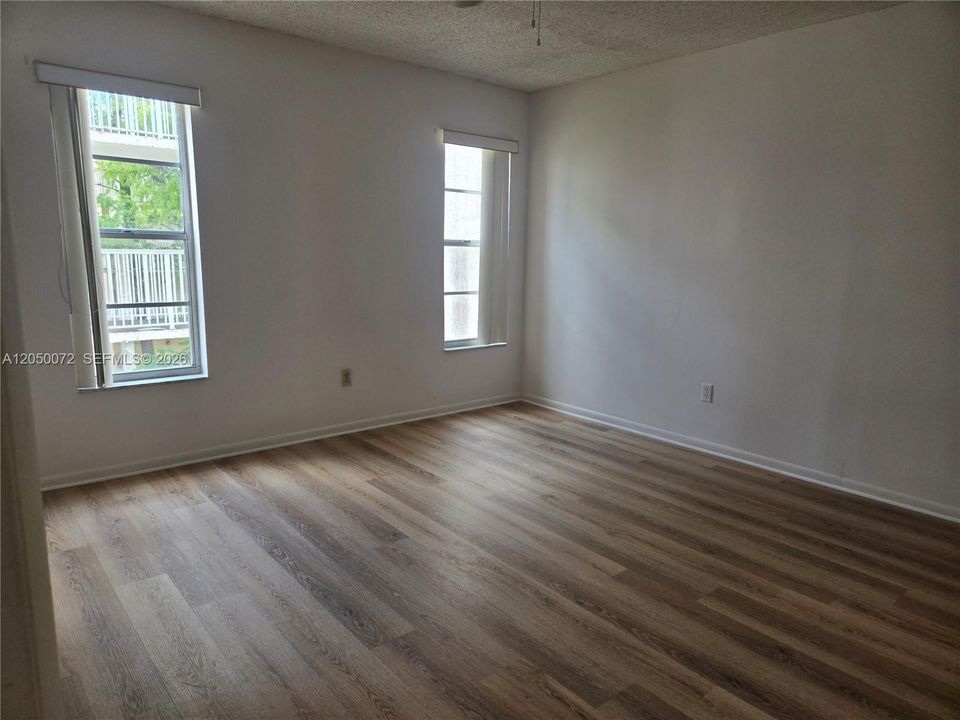 For Rent: $1,700 (2 beds, 1 baths, 878 Square Feet)