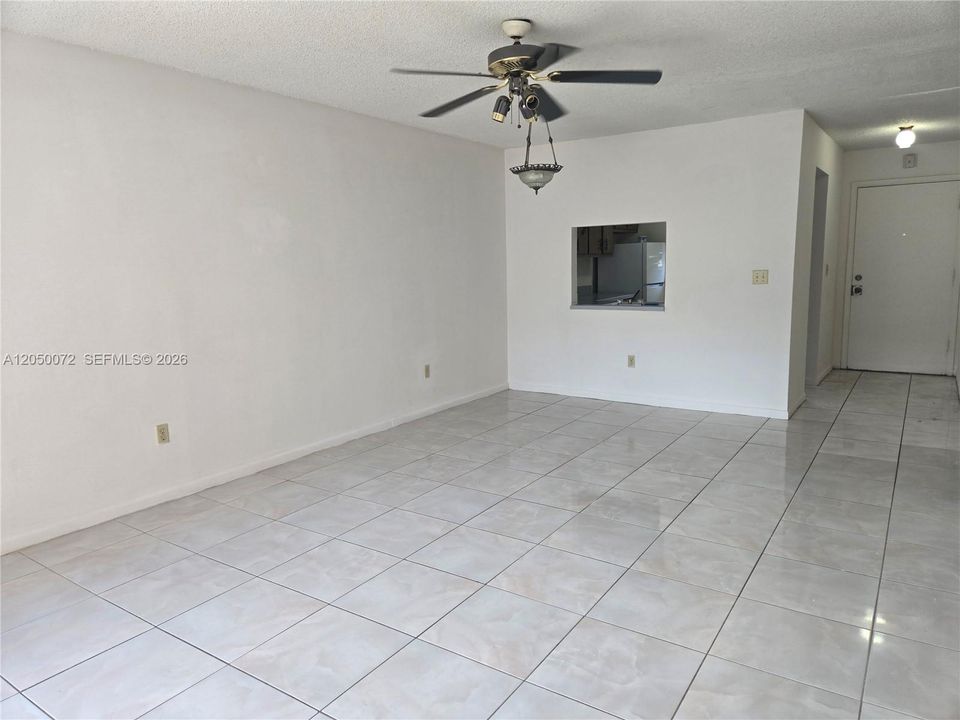 For Rent: $1,700 (2 beds, 1 baths, 878 Square Feet)