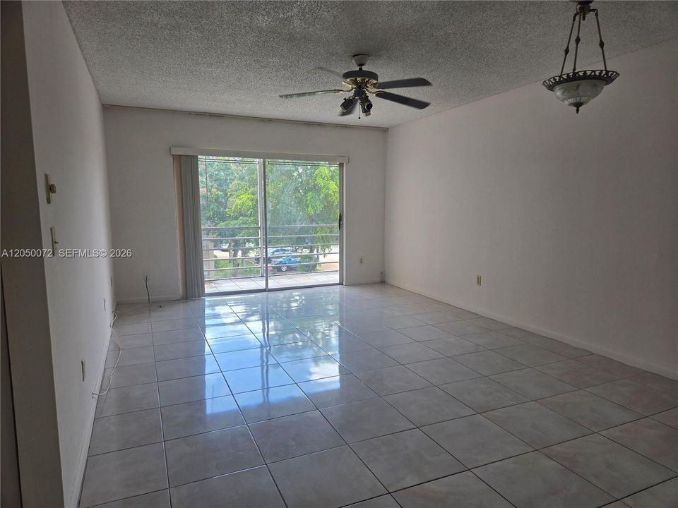 For Rent: $1,700 (2 beds, 1 baths, 878 Square Feet)
