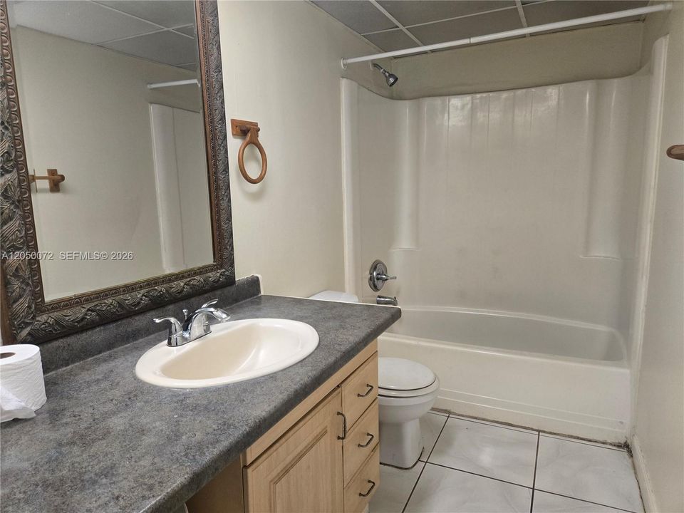 For Rent: $1,700 (2 beds, 1 baths, 878 Square Feet)