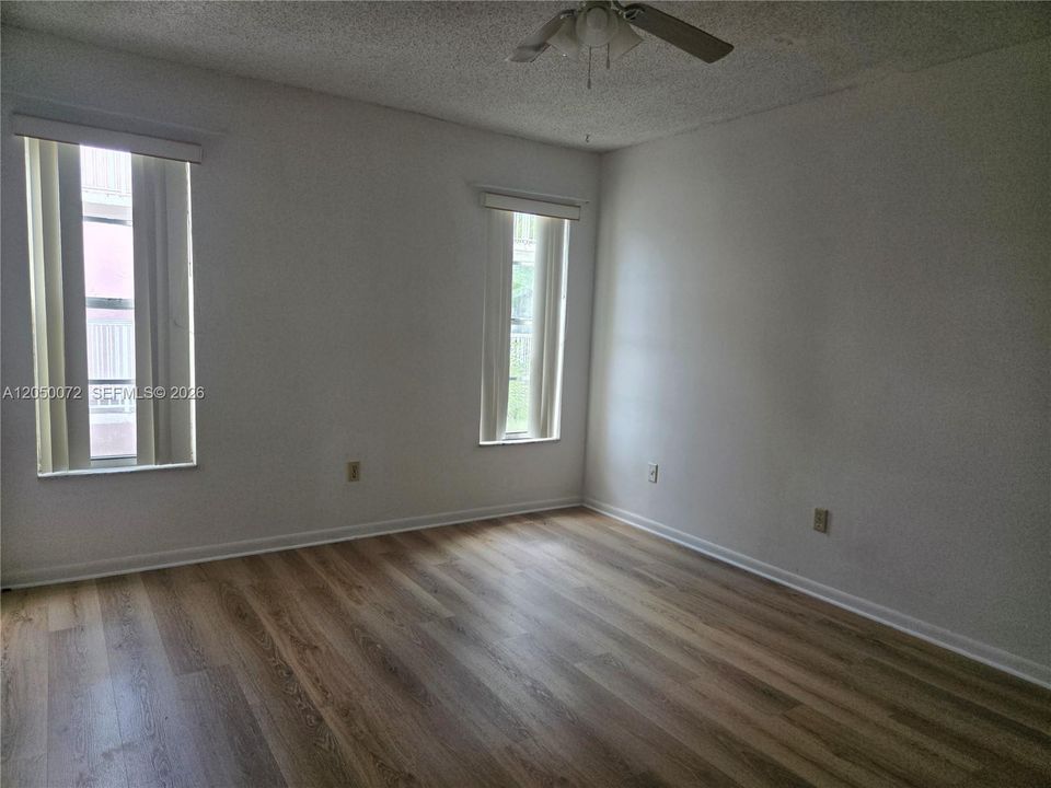 For Rent: $1,700 (2 beds, 1 baths, 878 Square Feet)