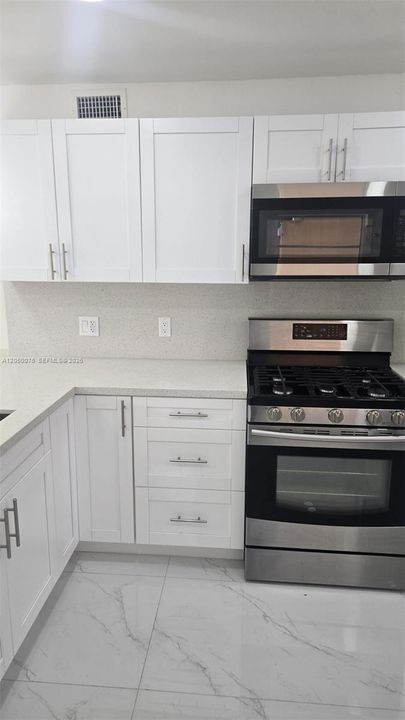 В аренду: $2,500 (2 спален, 2 ванн, 862 Квадратных фут)
