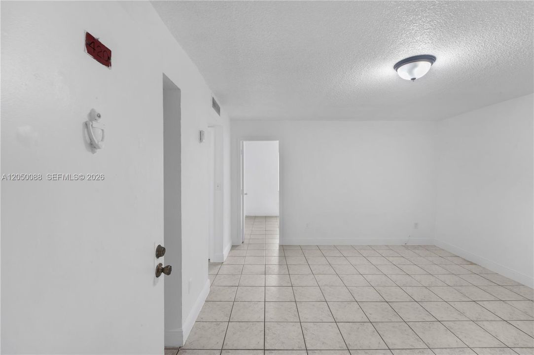 For Rent: $2,000 (2 beds, 1 baths, 731 Square Feet)