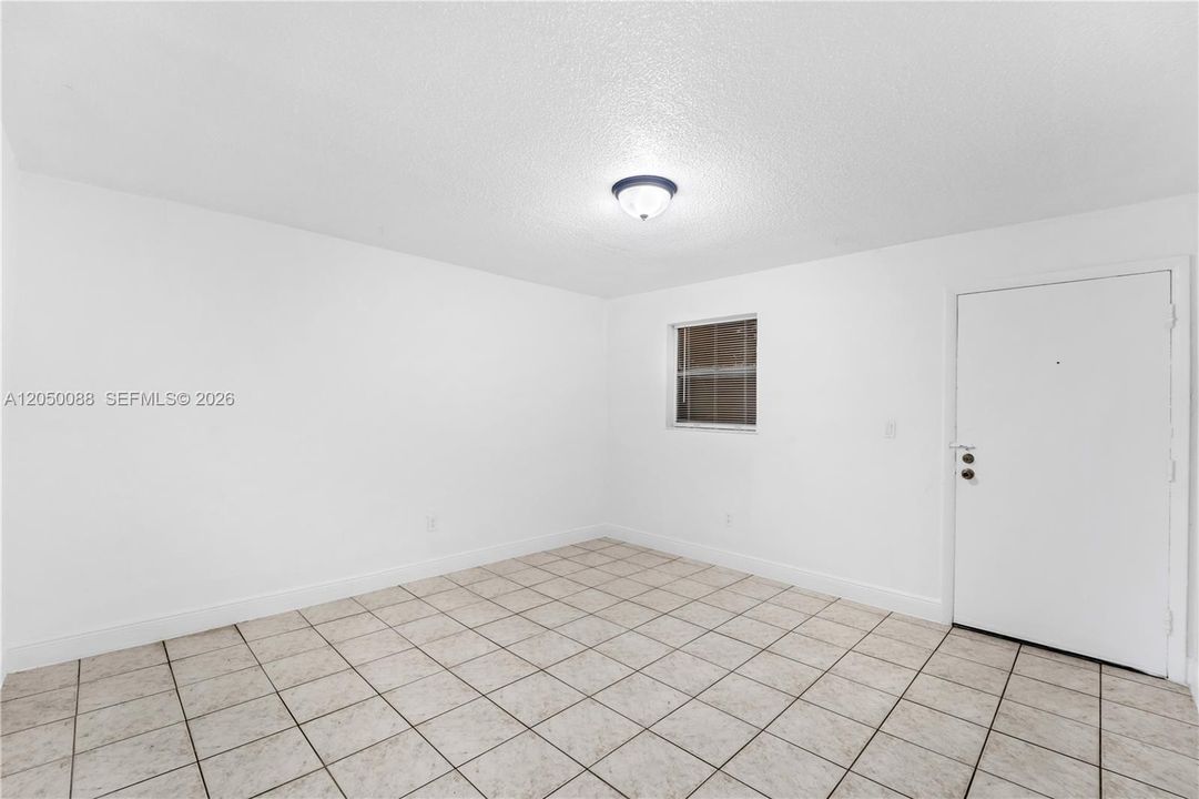 For Rent: $2,000 (2 beds, 1 baths, 731 Square Feet)