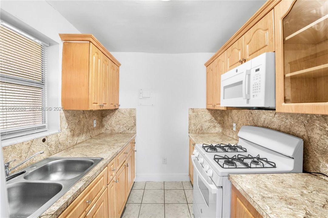 For Rent: $2,000 (2 beds, 1 baths, 731 Square Feet)