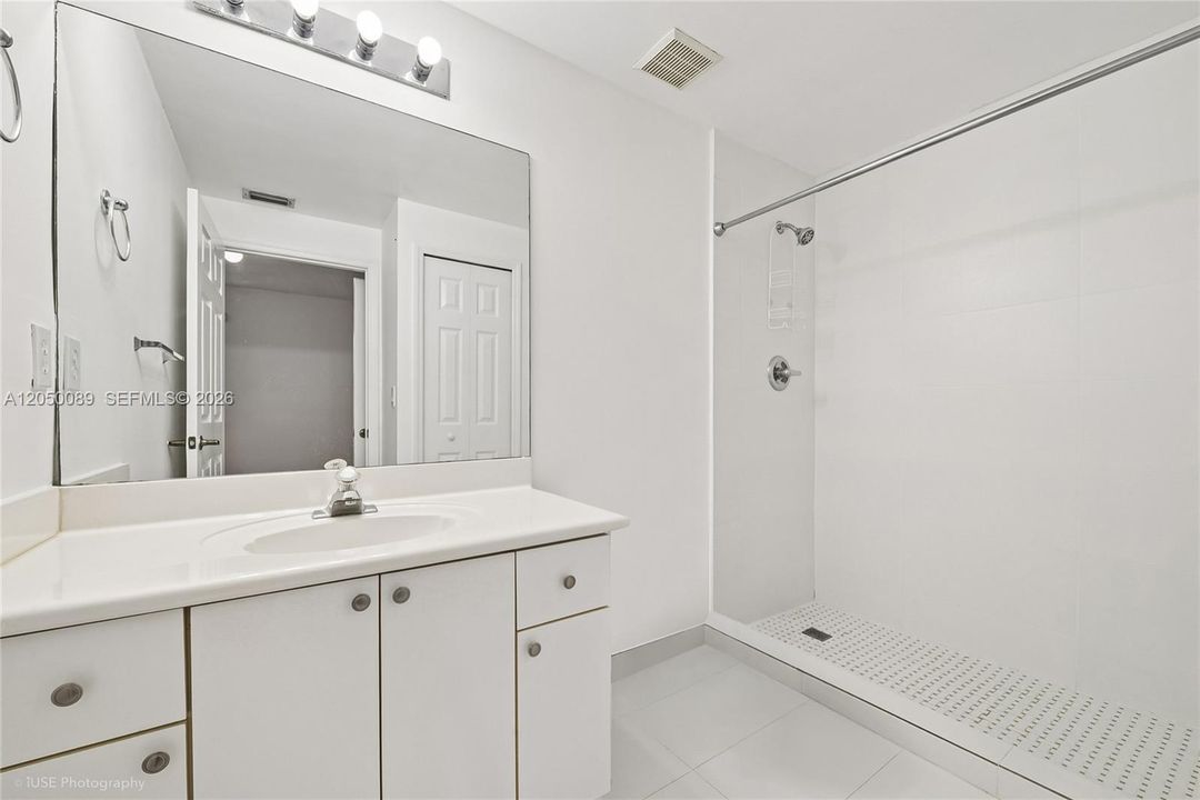 В аренду: $2,590 (2 спален, 2 ванн, 1115 Квадратных фут)