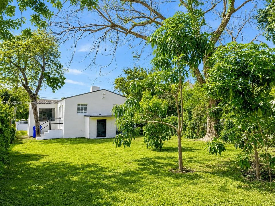 For Sale: $449,900 (2 beds, 1 baths, 824 Square Feet)