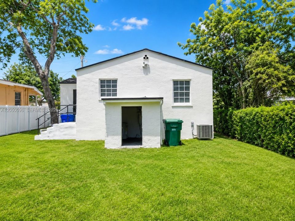 For Sale: $449,900 (2 beds, 1 baths, 824 Square Feet)
