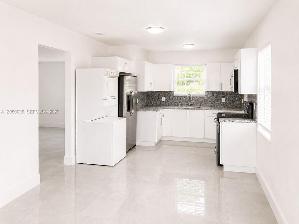 For Sale: $449,900 (2 beds, 1 baths, 824 Square Feet)