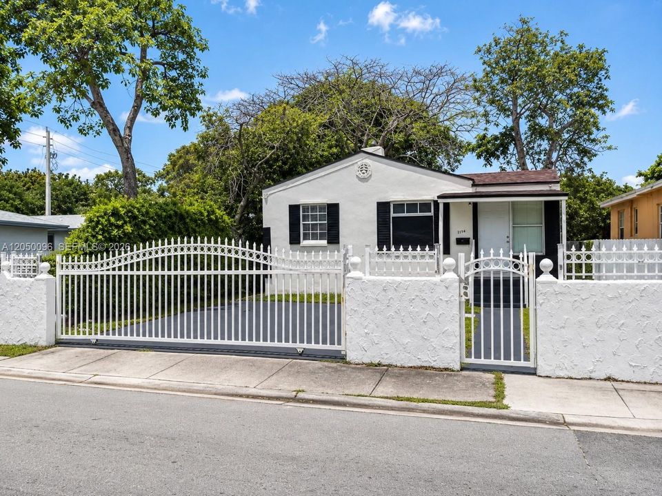 For Sale: $449,900 (2 beds, 1 baths, 824 Square Feet)