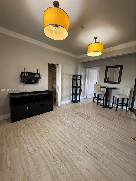 For Rent: $1,800 (1 beds, 1 baths, 600 Square Feet)