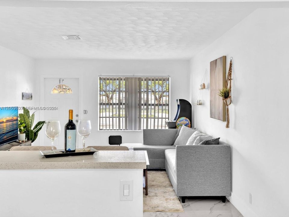 For Rent: $2,400 (2 beds, 1 baths, 820 Square Feet)