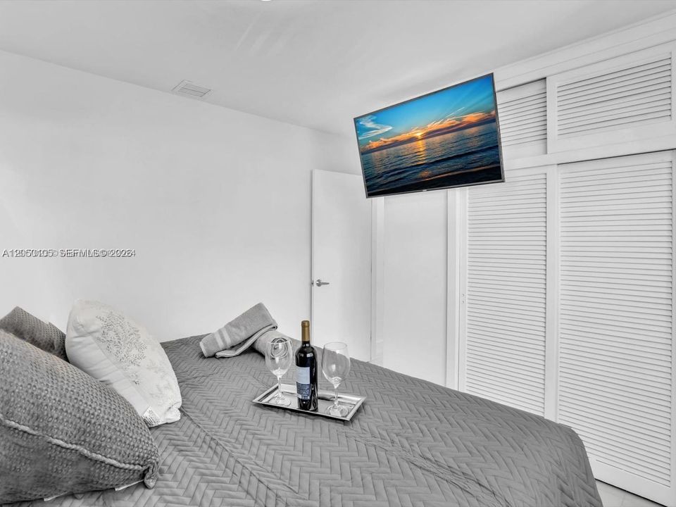 For Rent: $2,400 (2 beds, 1 baths, 820 Square Feet)