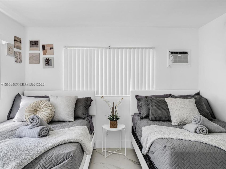 For Rent: $2,400 (2 beds, 1 baths, 820 Square Feet)