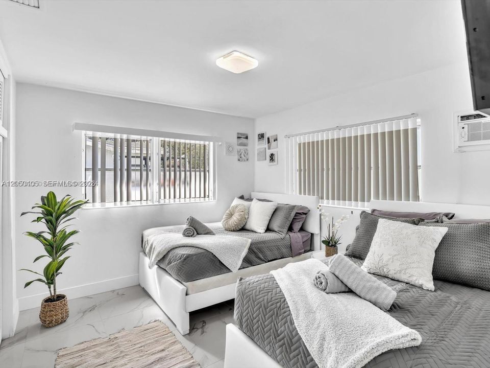 For Rent: $2,400 (2 beds, 1 baths, 820 Square Feet)