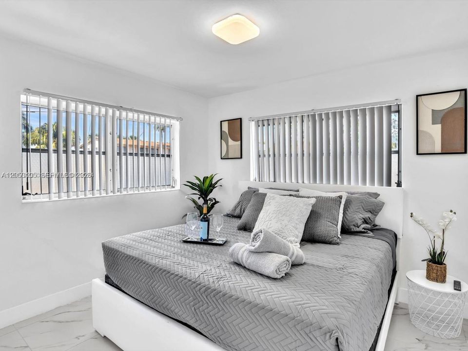 For Rent: $2,400 (2 beds, 1 baths, 820 Square Feet)