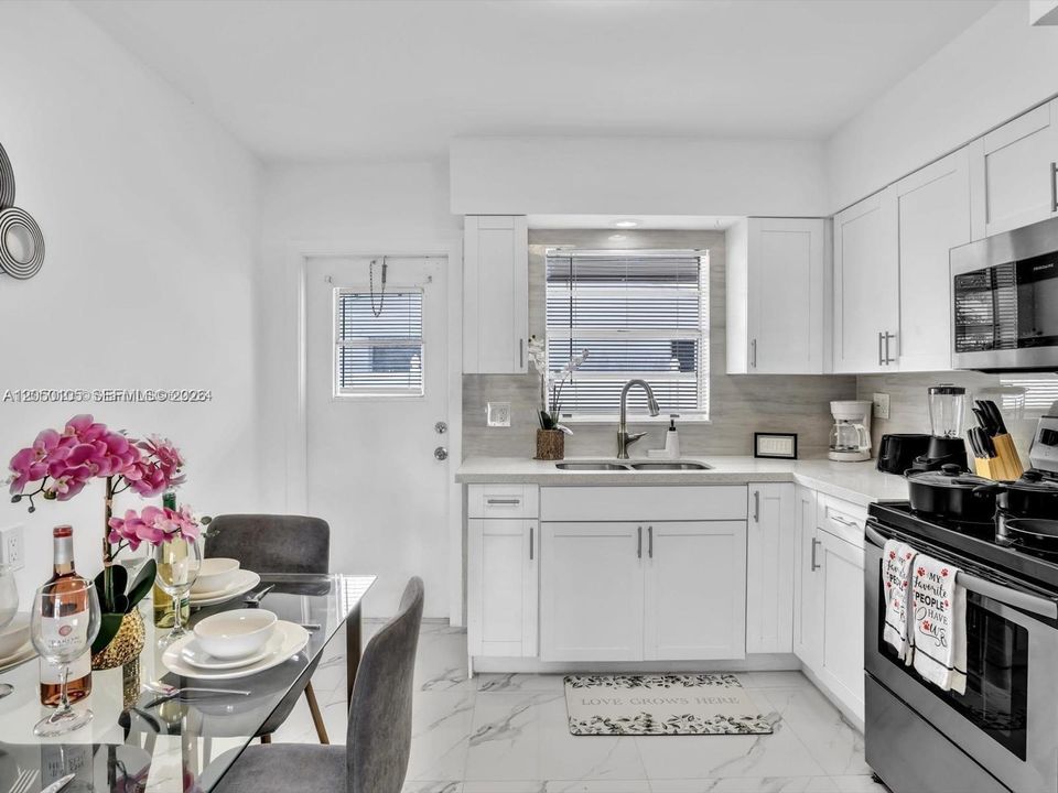 For Rent: $2,400 (2 beds, 1 baths, 820 Square Feet)