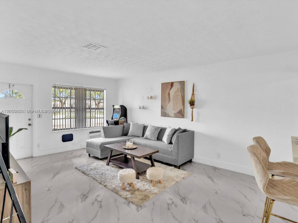 For Rent: $2,400 (2 beds, 1 baths, 820 Square Feet)