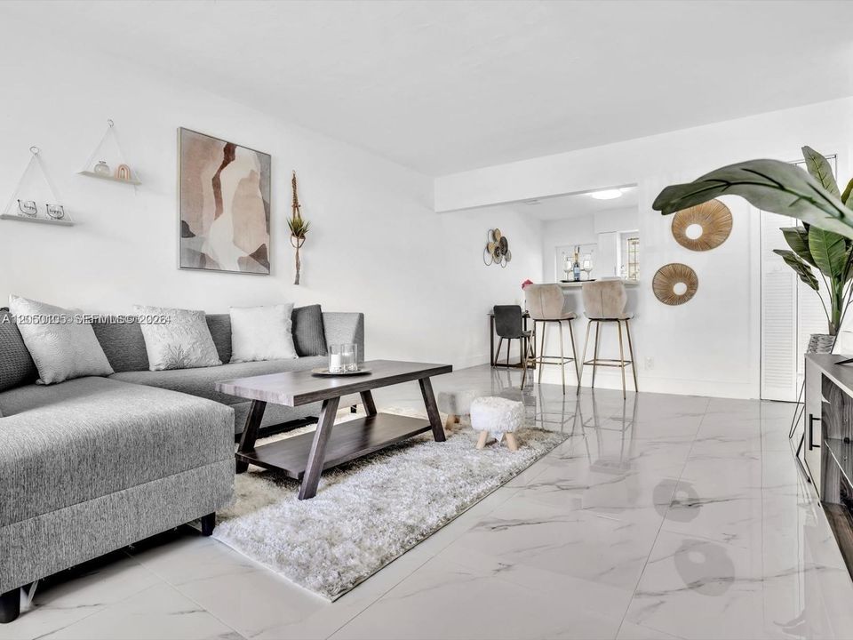 For Rent: $2,400 (2 beds, 1 baths, 820 Square Feet)