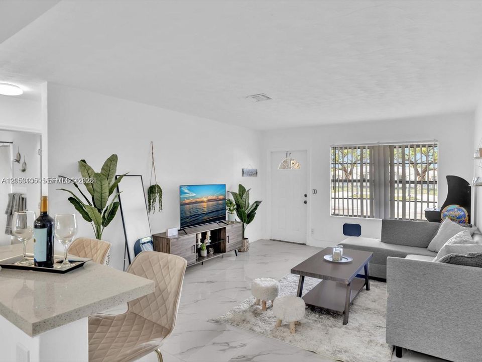 For Rent: $2,400 (2 beds, 1 baths, 820 Square Feet)