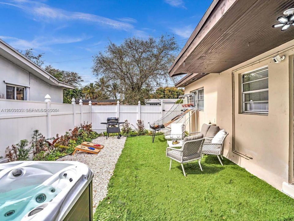 For Rent: $2,400 (2 beds, 1 baths, 820 Square Feet)