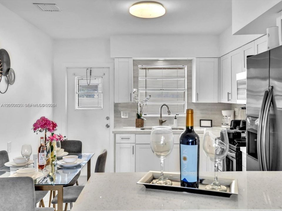 For Rent: $2,400 (2 beds, 1 baths, 820 Square Feet)