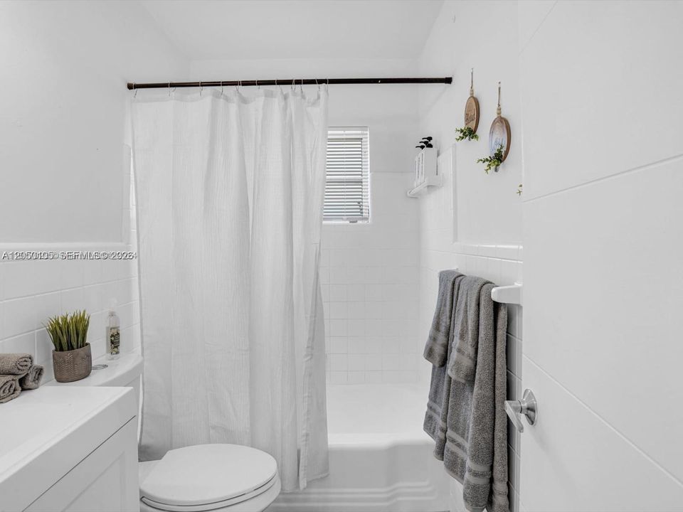For Rent: $2,400 (2 beds, 1 baths, 820 Square Feet)