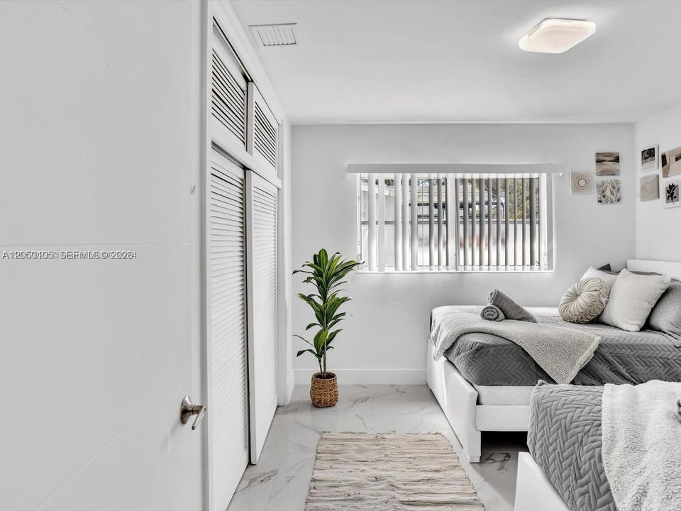 For Rent: $2,400 (2 beds, 1 baths, 820 Square Feet)