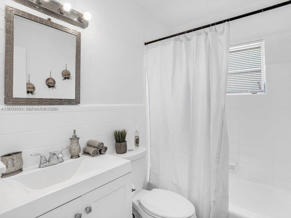 For Rent: $2,400 (2 beds, 1 baths, 820 Square Feet)