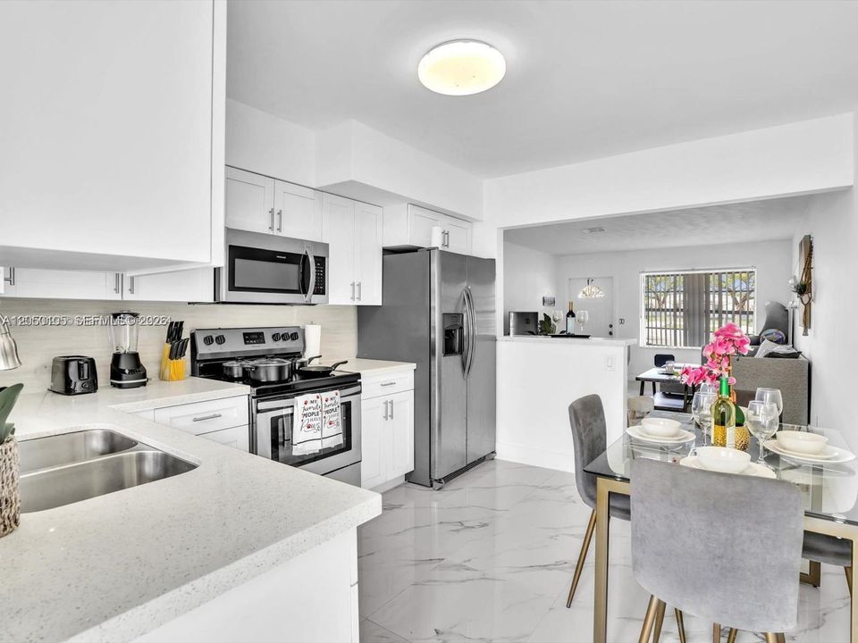 For Rent: $2,400 (2 beds, 1 baths, 820 Square Feet)