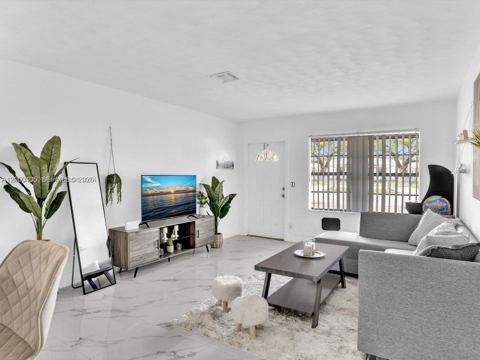 For Rent: $2,400 (2 beds, 1 baths, 820 Square Feet)