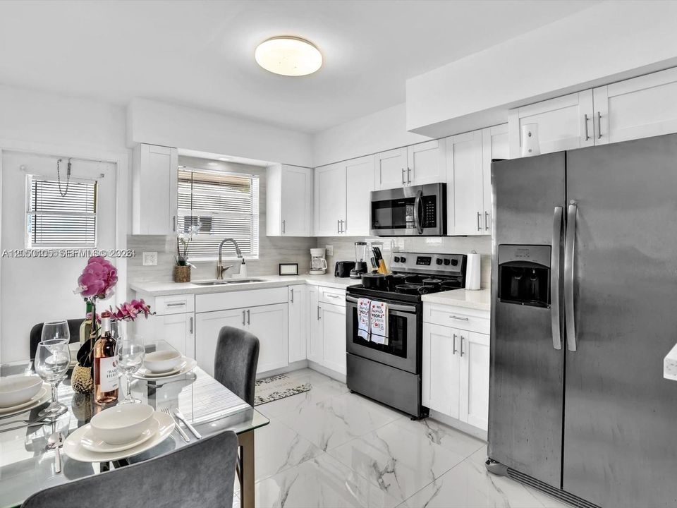 For Rent: $2,400 (2 beds, 1 baths, 820 Square Feet)