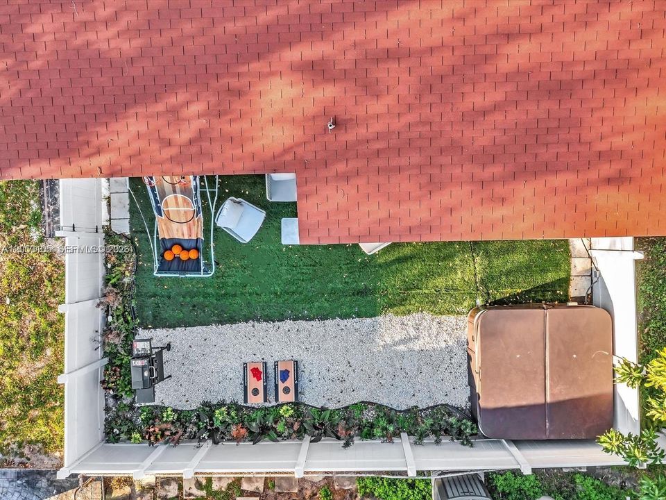 For Rent: $2,400 (2 beds, 1 baths, 820 Square Feet)