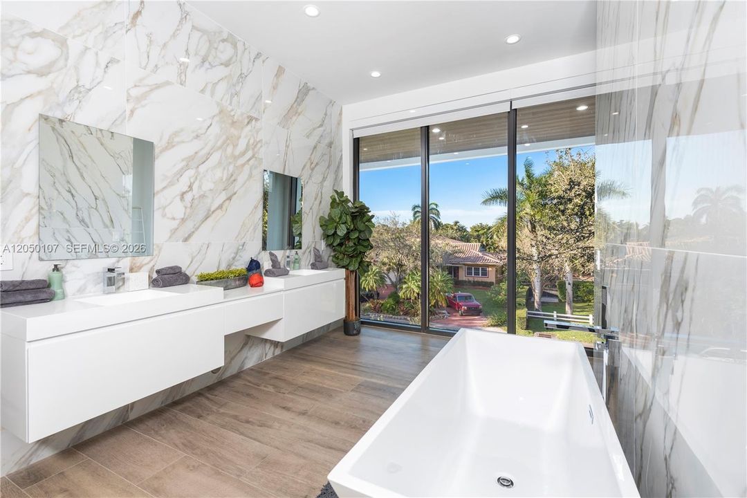 For Sale: $3,999,999 (6 beds, 5 baths, 4109 Square Feet)