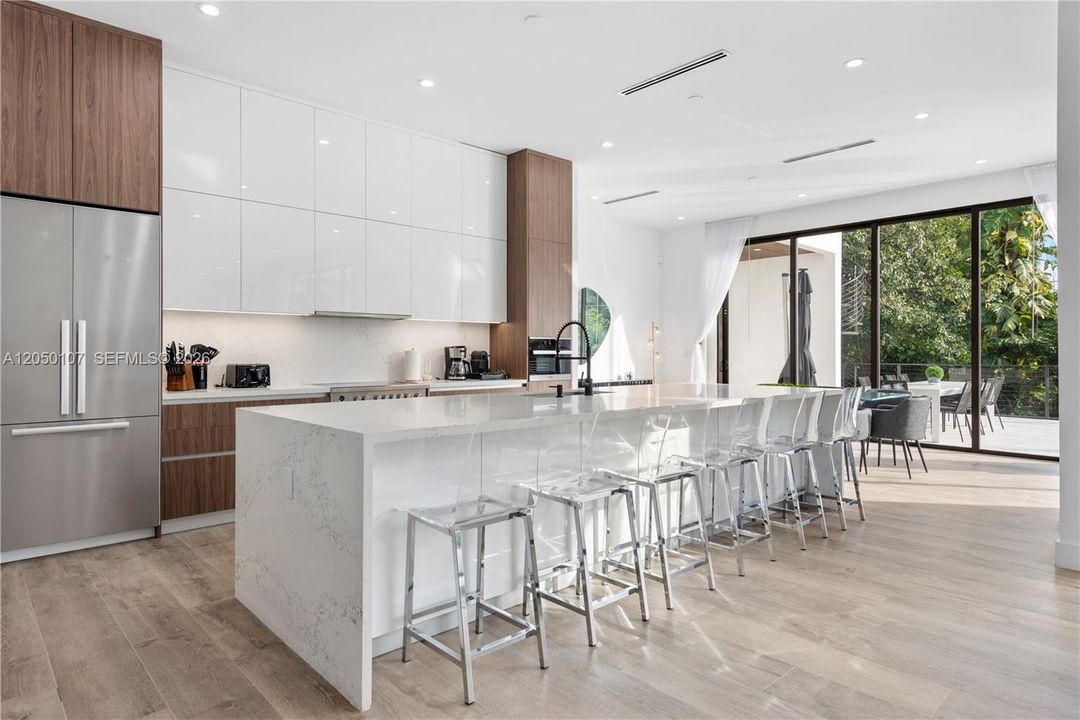 For Sale: $3,999,999 (6 beds, 5 baths, 4109 Square Feet)