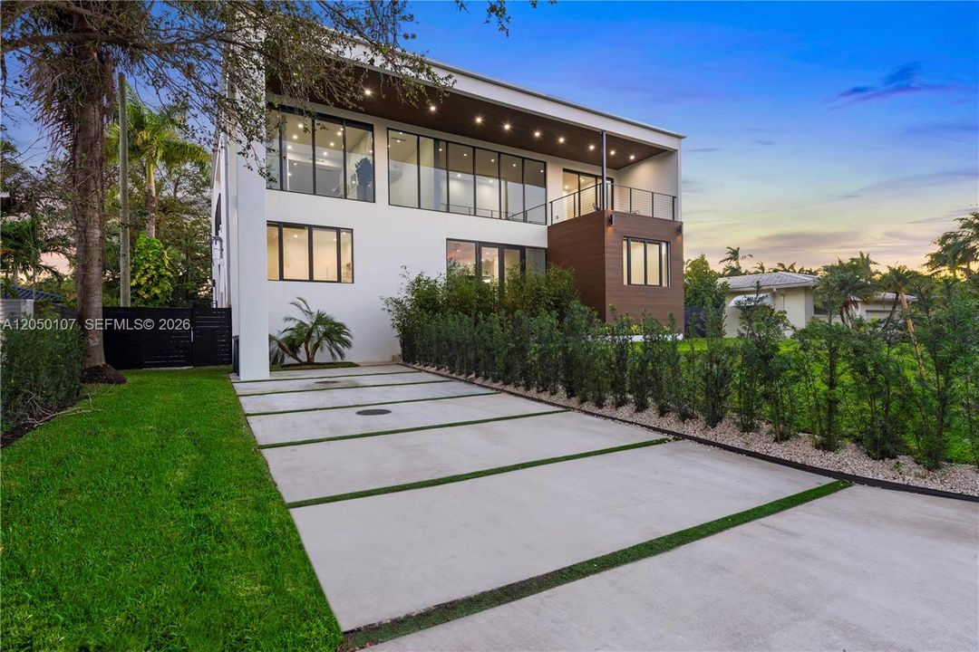 For Sale: $3,999,999 (6 beds, 5 baths, 4109 Square Feet)