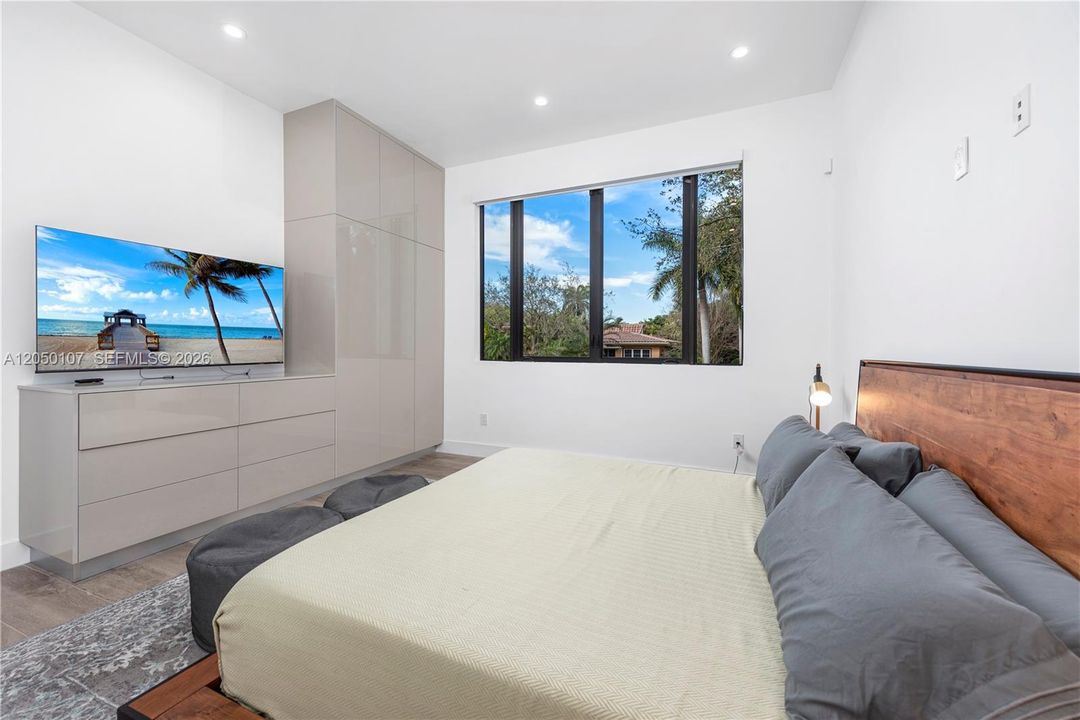 For Sale: $3,999,999 (6 beds, 5 baths, 4109 Square Feet)