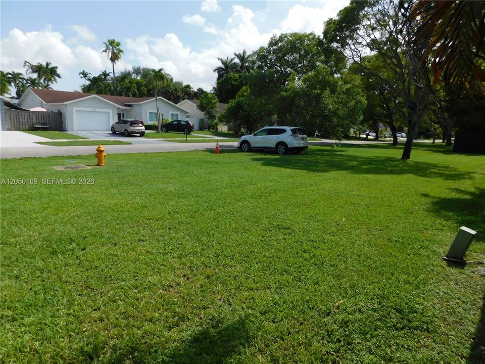 plenty of parking space behind the backyard