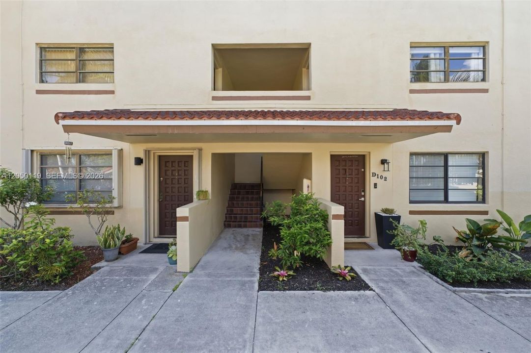 For Sale: $317,000 (2 beds, 2 baths, 1030 Square Feet)