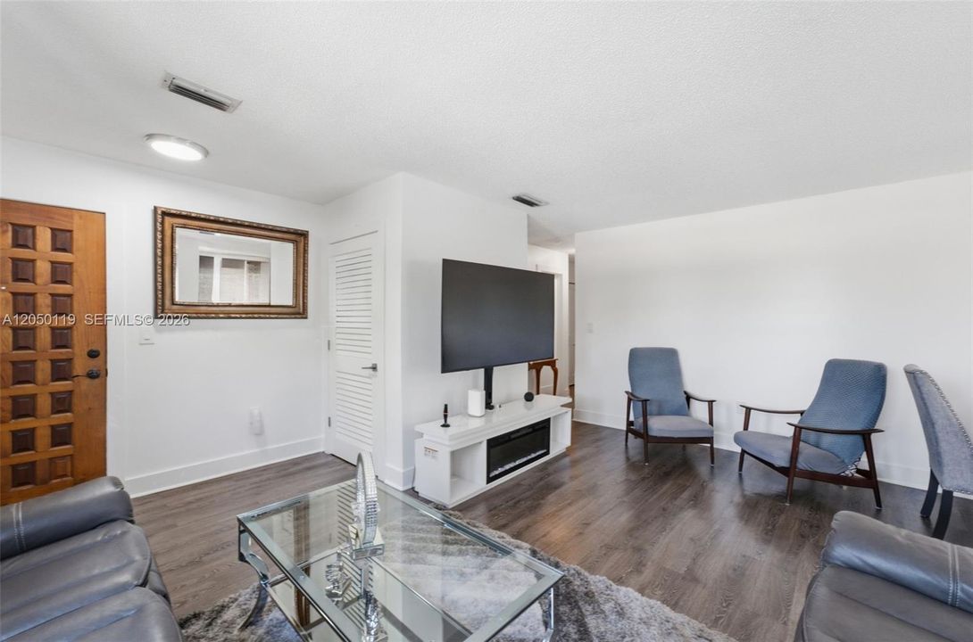 For Sale: $317,000 (2 beds, 2 baths, 1030 Square Feet)