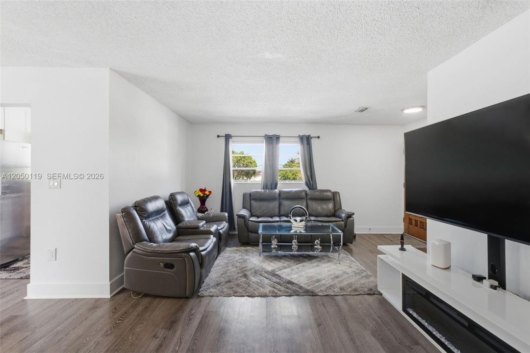 For Sale: $317,000 (2 beds, 2 baths, 1030 Square Feet)