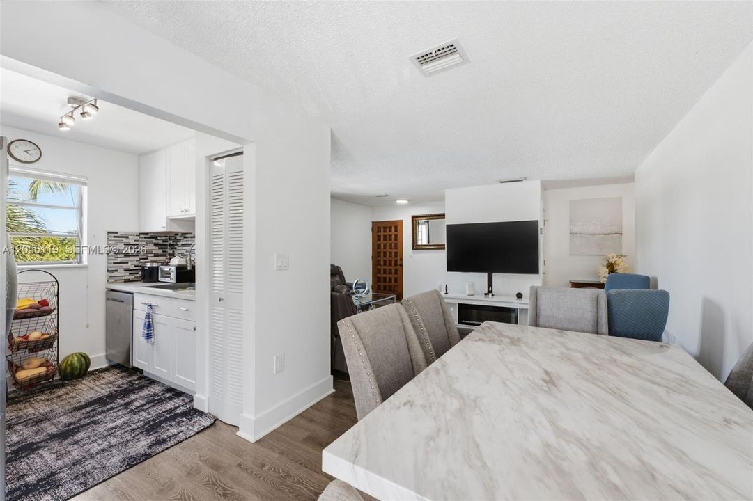 For Sale: $317,000 (2 beds, 2 baths, 1030 Square Feet)