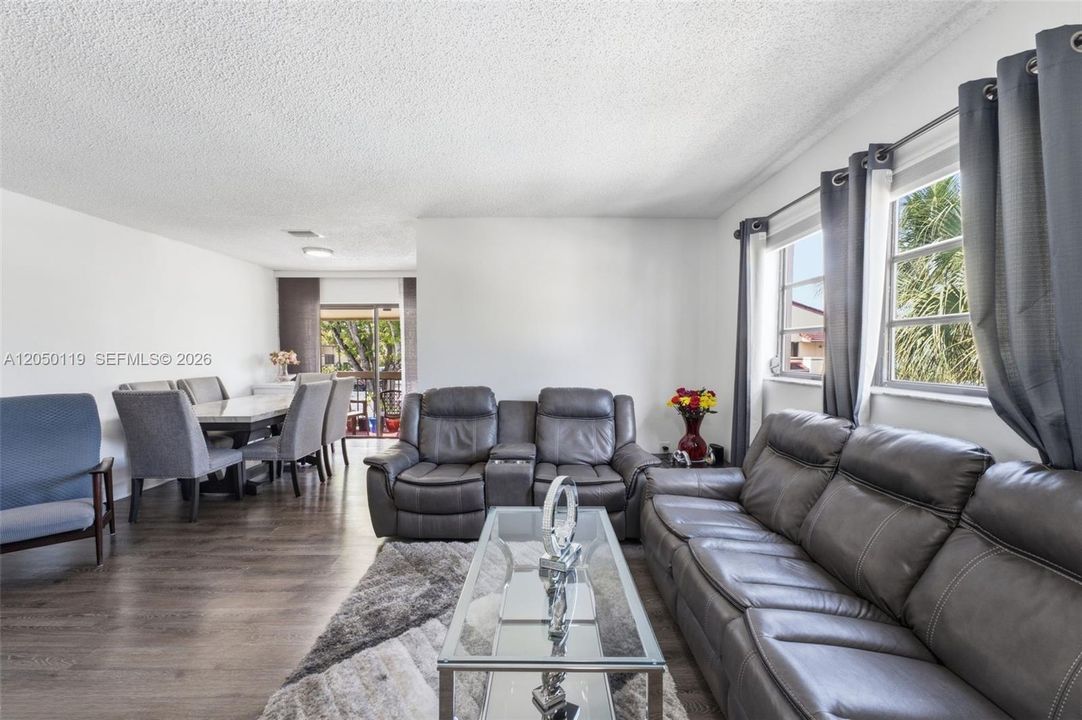 For Sale: $317,000 (2 beds, 2 baths, 1030 Square Feet)