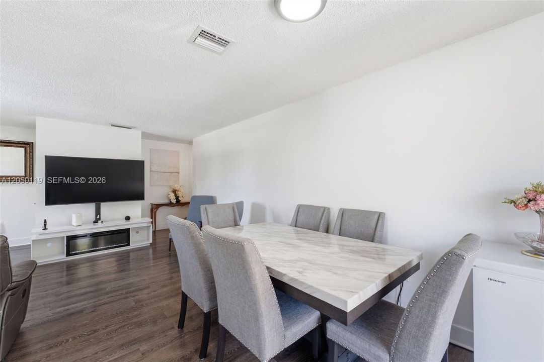 For Sale: $317,000 (2 beds, 2 baths, 1030 Square Feet)