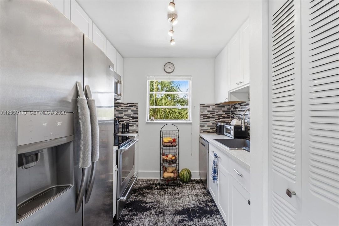 For Sale: $317,000 (2 beds, 2 baths, 1030 Square Feet)
